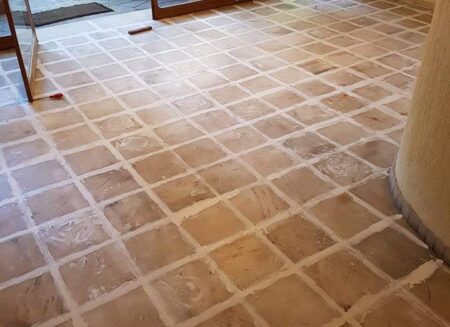 Restauração de piso de mármore branco, Tratamento dos rejuntes por massa plástica, Polimento e Impermeabilização